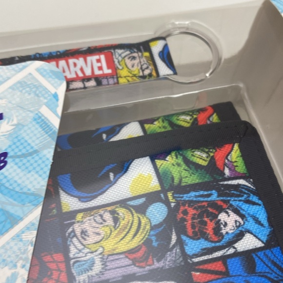 Marvel wallet, key fob, toiletry kit & travel bottle set NEW! 4 set - Picture 11 of 16